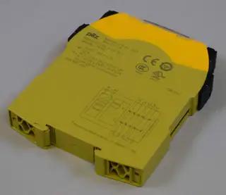 Image of the product PNOZ S7 C 24VDC 4 N/O 1 N/C