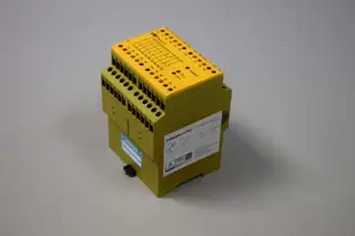 Image of the product PNOZ X10 24VDC 6n/o 4n/c 3LED