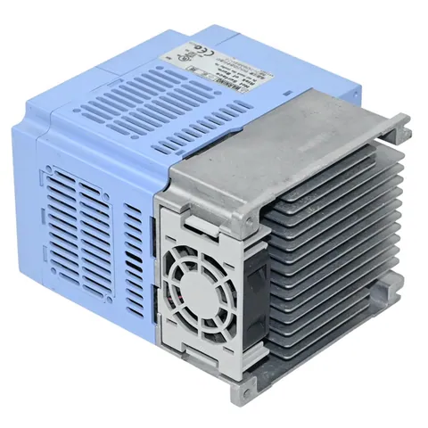 HITACHI L200-015NFEF2 AC Motor Drive, 1.5 kW, 200–240V, 1/3-phase, 7.1 A Output, Compact Size — Control e HMI